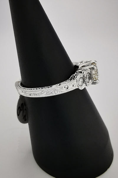 DYAMOND 18K White Gold Diamond Ring with 5 Beautiful Stone